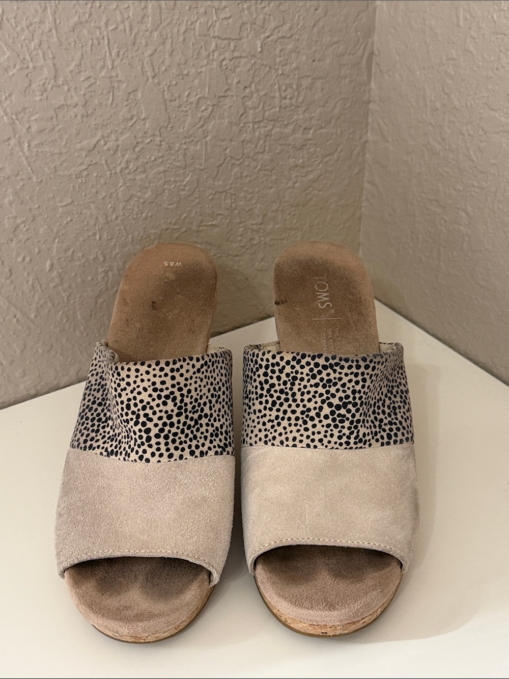Toms Two-Tone Beige Slide Mules with Black Speckled Band 8.5 Wedge Suede Upper
